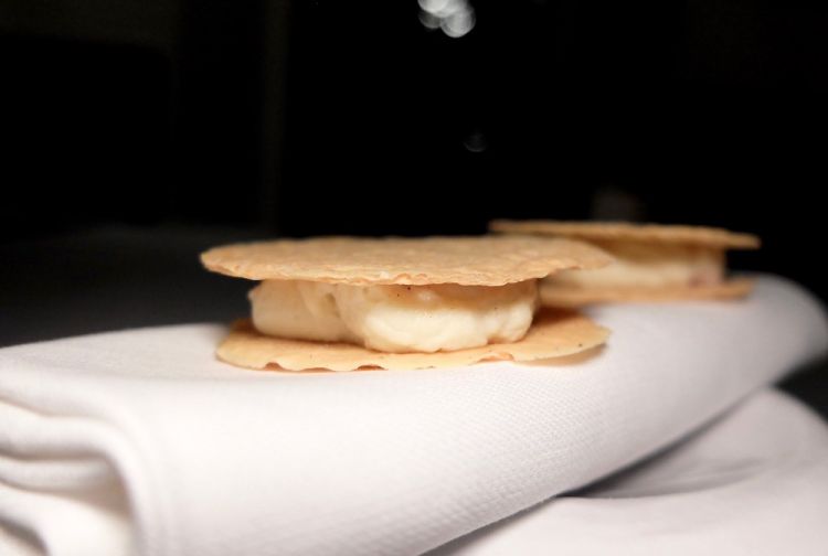 Sfoglia croccante di cecina, crema di ceci, scalogno e pepe nero