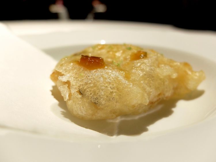 Trippa di baccalà brasata e fritta in tempura, miele di bergamotto, bergamotto fresco
