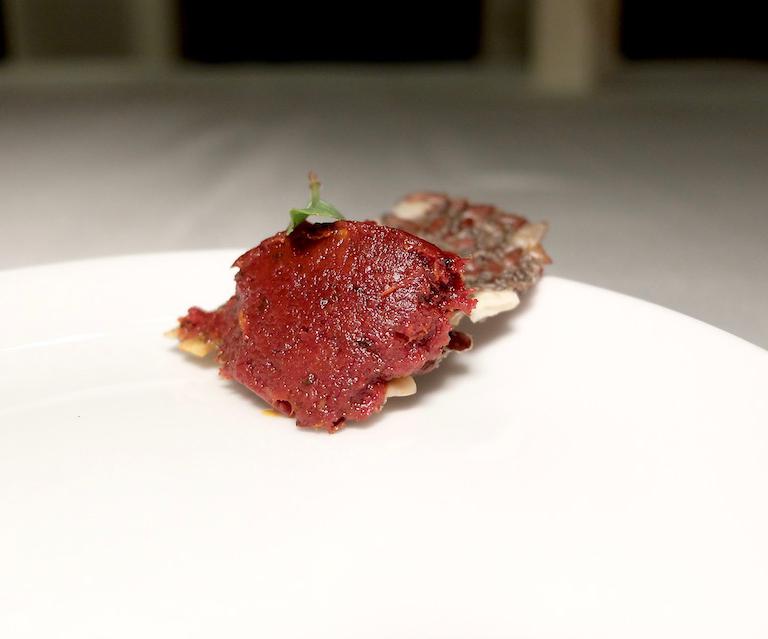 Crackers di semi, concentrato di pomodoro e basilico