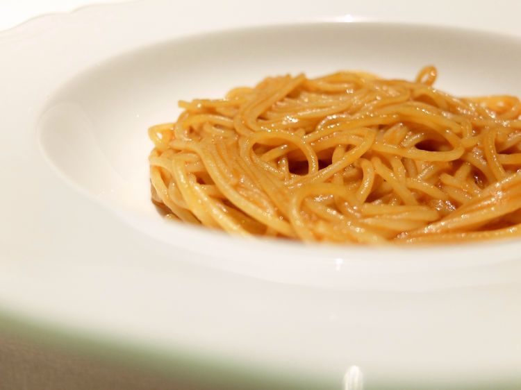 Un'altra foto di Spaghettino unto in rosso
