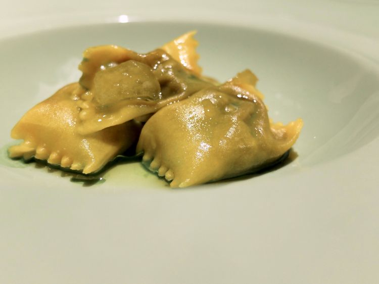 Agnolotti di coda di bue brasata, mostarda di anguria bianca, estratto di erbe amare (senape gialla, crescione, senape rossa, senape frastagliata, senape verde, foglie di cavolo nero...). Altro piatto spettacolare, «ottengo l'estratto con la GreenStar servizio per servizio: pochissimo il liquido che esce, ma partiamo da erbe così ricche di gusto che si concentra in modo spettacolare»
