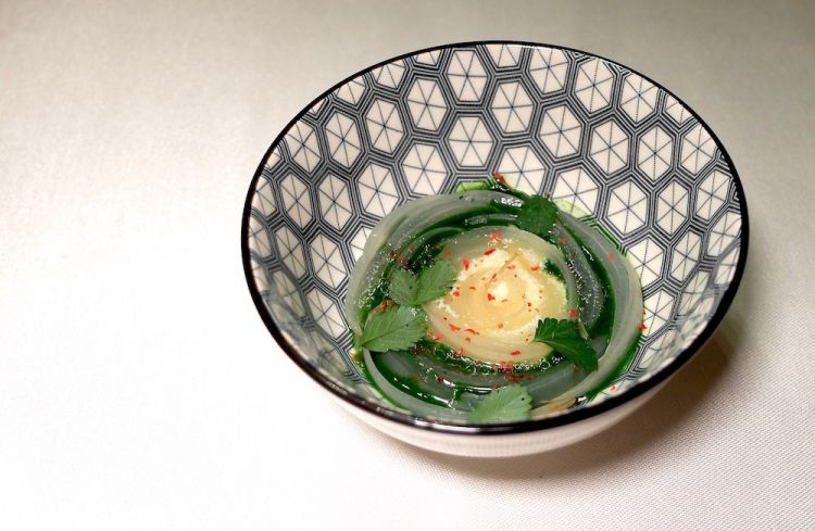 Insalata di Maestro Martino: cipolla bianca di Certaldo, salsa al tuorlo d'uovo, prezzemolo liquido e aceto speziato alle erbe e pepe rosa. Maestro Martino da Como è stato un grande cuoco e gastronomo italiano, vissuto nel XV secolo