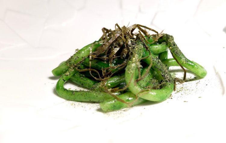 Pici artigianali, estratto di cavolo nero, burro affumicato, foglie di vite. Ancora una grande preparazione. Le foglie di vite vengono messe sottaceto quando sono ancora verdi, al gusto ricordano l'alga nori. L'estratto è realizzato con le parti di scarto del cavolo. L'insieme vanta note complesse: salmastro, vegetale, amaro...