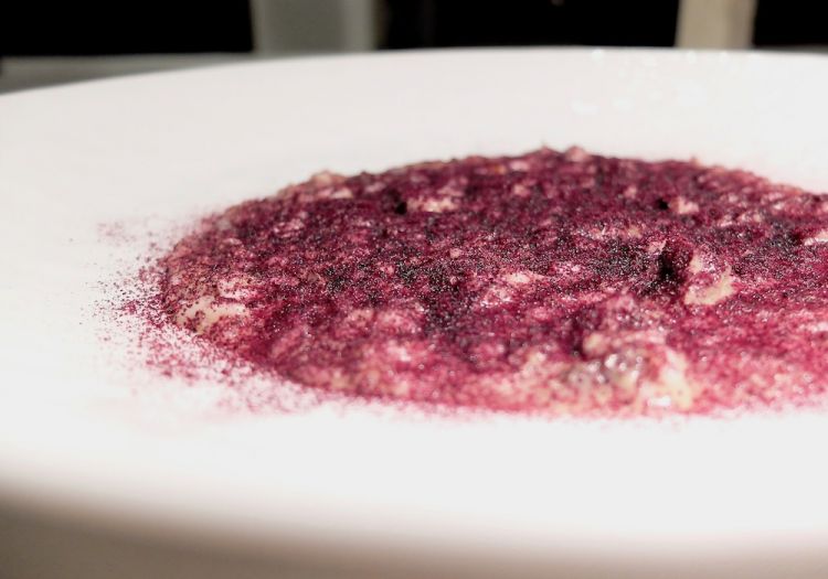 Di nuovo meraviglioso è questo Risotto Chianti wild, con intingolo di selvaggina, estratto di ginepro, polvere di fiori di mirtilli selvatici e karkadè. "Chianti wild" è anche il nome della piccola azienda che rifornisce Marmo di selvaggina cacciata. L'intingolo, in cui viene cotto il riso, è realizzato con le carcasse di colombacci, pernici, quaglie, starne, piccioni, anatre, infine poco burro e poco parmigiano