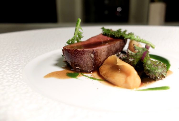 «Chianti wild mi ha portato quattro caprioli interi». Al Castel Monastero li frollano in proprio per 15 giorni, poi li fanno arrosto. Ecco dunque Capriolo toscano arrosto, tartare e crema affumicata di pastinaca, paprika, erbe spontanee e spezie sangiovannesi (sono 17, vengono utilizzate tradizionalmente per il panforte)