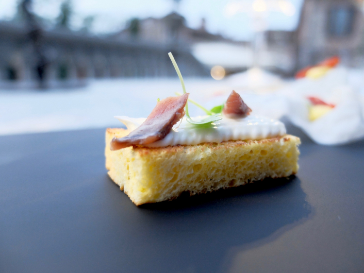 Crostino di pan brioche tostato, burro mantecato con alici del Cantabrico
