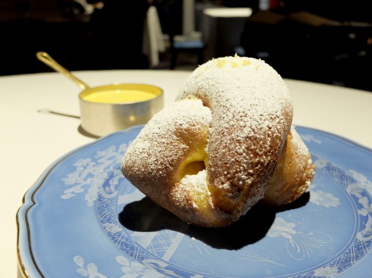 La mitica torta di rose di Camanini. In accompagnamento, uno zabaione al Vov e buccia di limone del Garda
