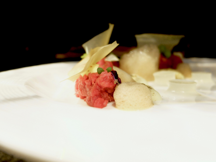 Voglio la luna: tartare di filetto di fassona, spuma e polvere di capperi di Pantelleria, maionese alla senape in grani, aria di soia, gelatina al lime e vele di ceci
