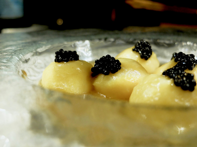 Fondente: bottoni di patate rosse ripieni di zabaione al parmigiano reggiano, pomodoro Merinda, caviale di aringa
