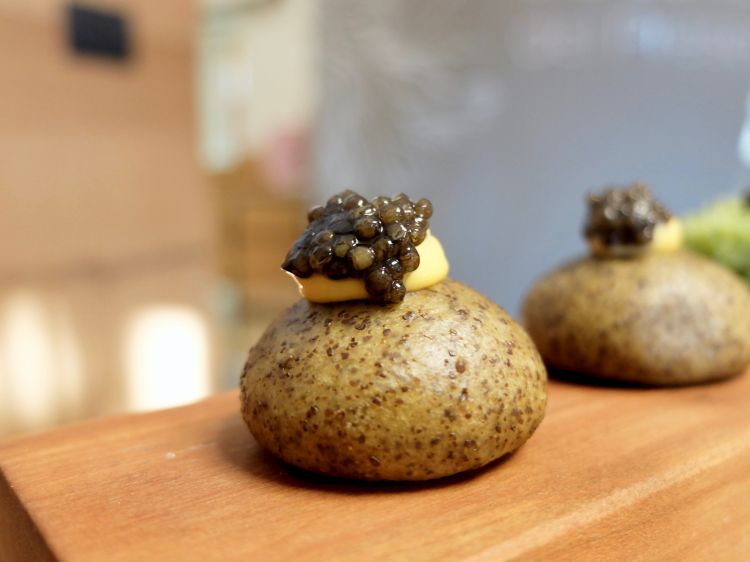 Panino al vapore di farina di canapa, caviale Royal Food Caviar
