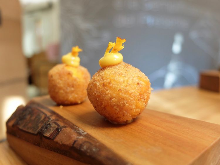 Arancino di riso, maionese all'arancia, tagete
