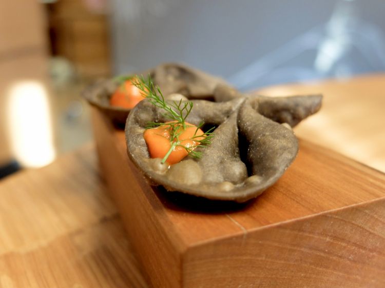 Chiacchiere al nero di seppia, maionese di peperone bruciato
