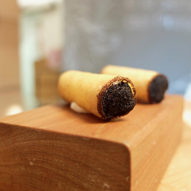 Cannoli di polenta, formaggio della Valsabbia, polvere di cipolla bruciata