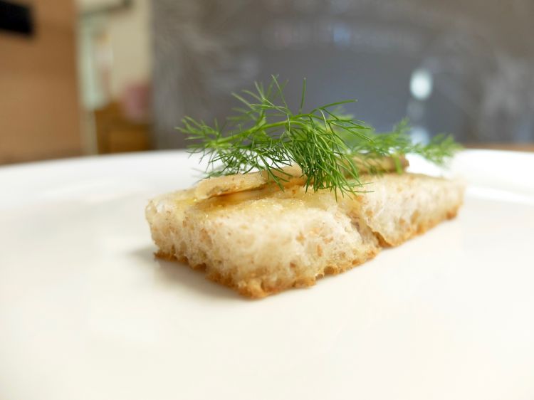 «La nostra interpretazione della tradizione di lago»: Pane, burro d'alpeggio, agoni, scorza di limone e finocchietto. Gli agoni sono conservati sotto sale per quasi tre mesi