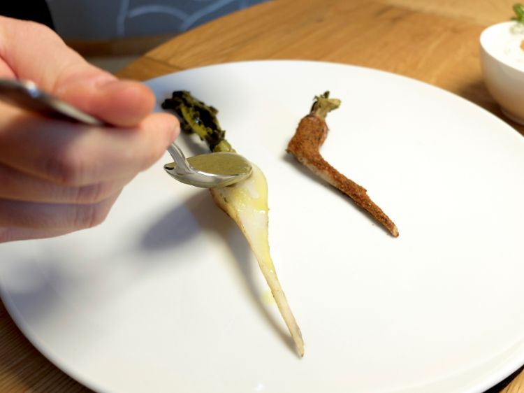 Radici, ossia (a destra) la rapunzia al vapore con polvere di porcini, a sinistra il daikon (delizioso) sempre al vapore, poi la cottura è terminata nell'estratto delle sue stesse foglie passate alla griglia. Il piatto è condito con una salsa ottenuta dalle solite foglie e midollo di bue