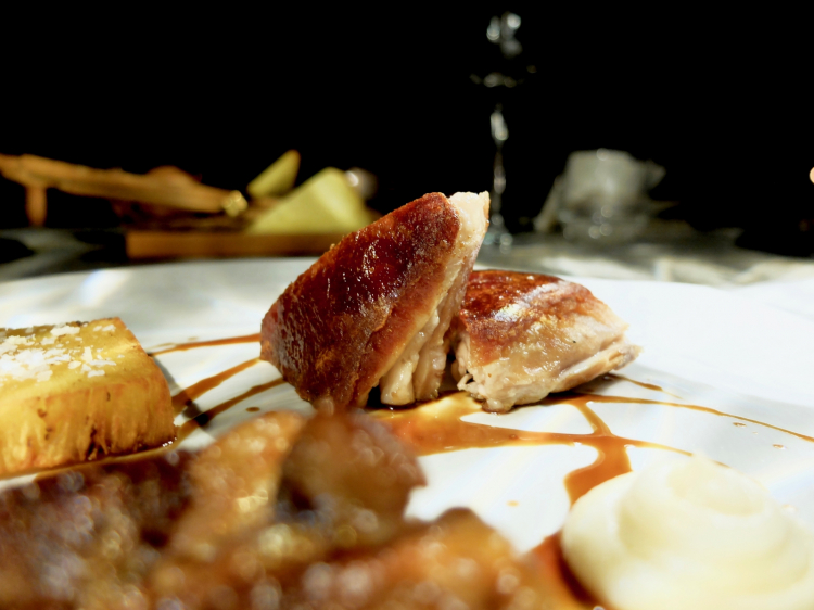 Il Signor Maiale: pancia di maialino da latte croccante e costine speziate di maiale iberico, millefoglie di patate fondenti alla senape ancienne e spuma di pere e rafano
