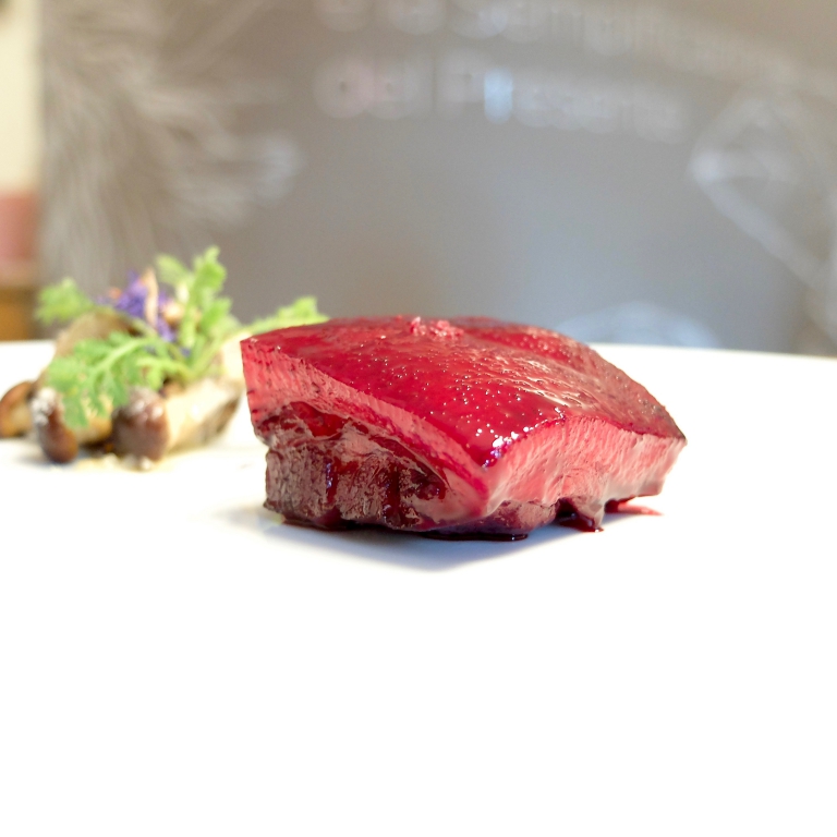 Musetto di maialino glassato alla barbabietola rossa, pioppini con fiori di zafferano, parmigiano, scorza di limone, burro acido, foglie di camomilla dei tintori. Altro gran piatto
