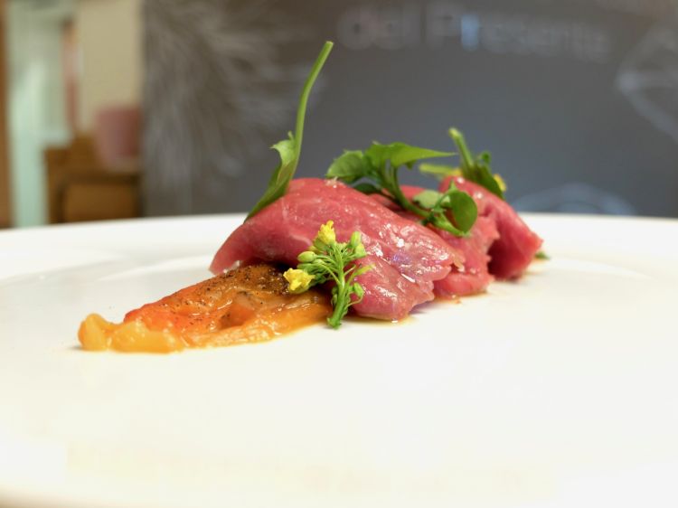 Controfiletto di pecora della Valcamonica, peperone corno alla brace (viene cotto coperto di bucce di cipolla e aglio), acetosa, fiori di senape e centopassi