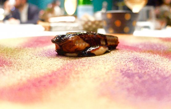 Anguilla laccata all’aceto balsamico di Modena, salsa di carpione, polvere di verdure disidratate 
