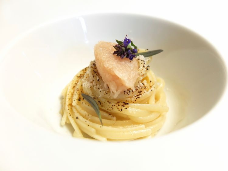 Spaghetti di farina d'orzo, rapunzia cruda, liquirizia, tartare di bottatrice, foglie di issopo, burro nocciola. Burro un po' eccessivo