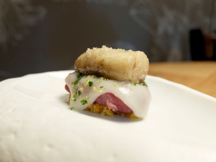 Un'idea davvero brillante: Ossobuco, ossia filetto di manzo crudo, midollo arrosto, gremolada, roux bianco, brunoise di sedano, carore e cipolle. Da sistemare gli equilibri di temperatura e sarà un grandissimo piatto