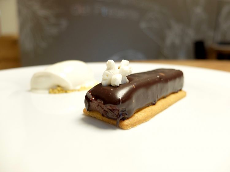 Secondo dessert molto più classico: Popciock, ossia tegole di cioccolato fondente 62%, gel ai frutti rossi e gelato di popcorn