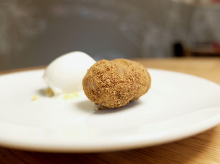 Castagna cotta al vapore, polvere della sua buccia bollita e tostata, cumino, gelato all'alloro