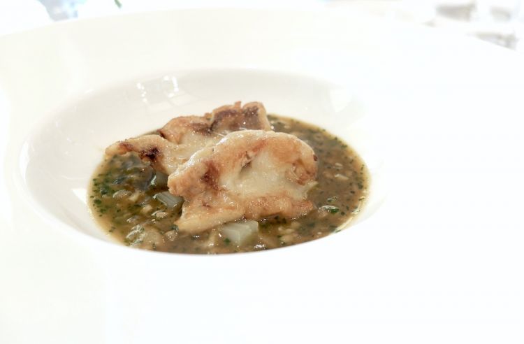 Biella come una buridda. "Biella" è il budello di un pesce; "Buridda" una sorta di zuppa ligure di pesce, tradizionale. Dunque: budella di stoccafisso stracotte con fondo di cottura di acqua dell'ammollo dello stesso stoccafisso e l'acqua di cottura delle sue budella, con coste sbianchite
