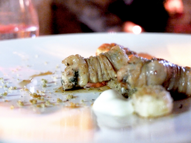 Barbecue di torcinelli di agnello, porri gratinati, robiola, Vermouth Dry
