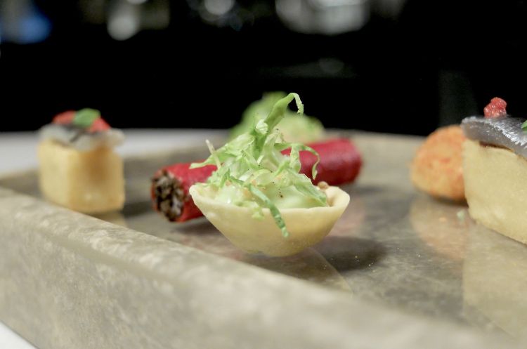 Tartelletta con guacamole, lattuga, quinoa soffiata
