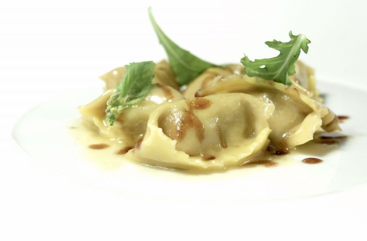 Ravioli del plin, germano reale, burro e timo, con salsa di cottura
