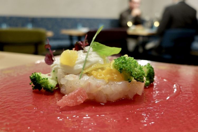 Tartare di spigola con spuma di mozzarella di bufala ragusana, arancia, pompelmo, zest di limone, broccoletti scottati. La materia prima è ottima, la spuma copre un po' il sapore della spigola