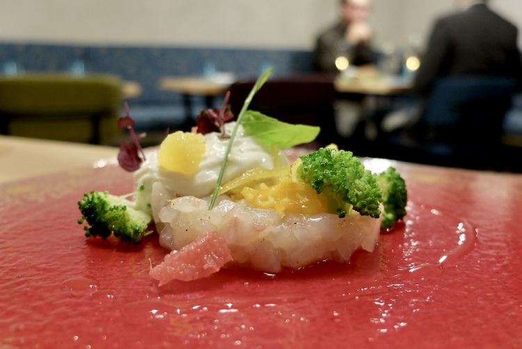 Tartare di spigola con spuma di mozzarella di bufala ragusana, arancia, pompelmo, zest di limone, broccoletti scottati. La materia prima è ottima, la spuma copre un po' il sapore della spigola
