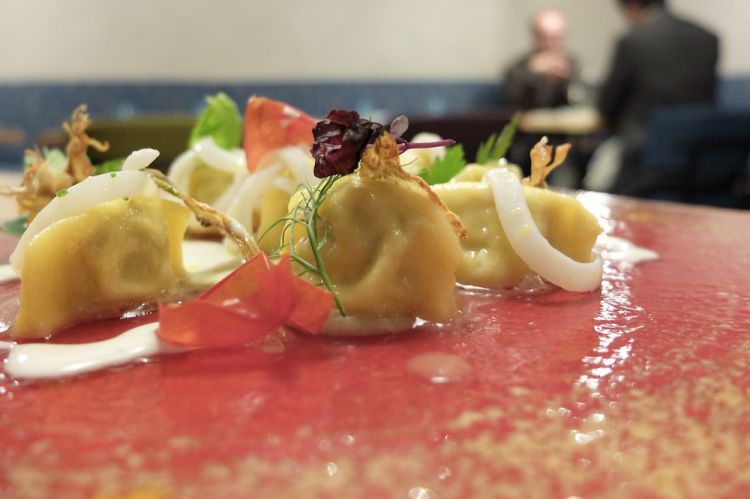 Bottoncini di pasta rustica in farcia di carciofi e ricotta, lamelle di carciofi scottati, polvere di pomodoro, calamari, limone, erba cipollina e fonduta di mozzarella di bufala ragusana. In generale, i piatti possono essere un po' "puliti" dai tanti elementi che li compongono; ma l'essenziale è che rispettino il sapore primario, in questo caso dei carciofi, che viene valorizzato