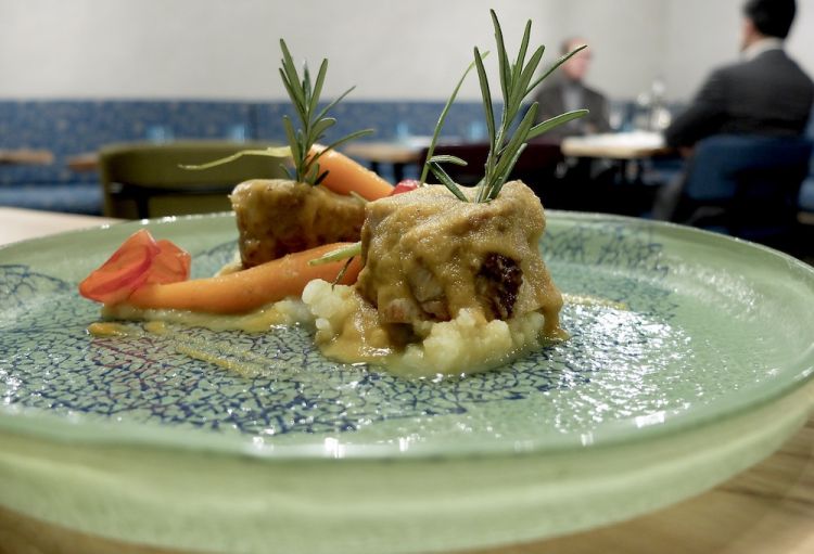 Cosciotto di coniglio glassato alla stimpirata. Porzione abbondante per questo delizioso coniglio cotto a bassa temperatura, con una stimpirata di verdure - patata affumicata e schiacciata come perfetto complemento, carote... - aromatizzata al miele e Marsala