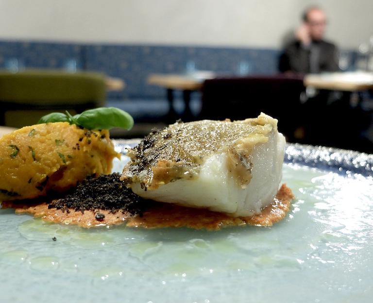 Morro in padella, pesto di pomodori secchi, pinoli, quenelle di zucca gialla e menta, pane nero. Ben realizzato, in particolare la quenelle è molto buona