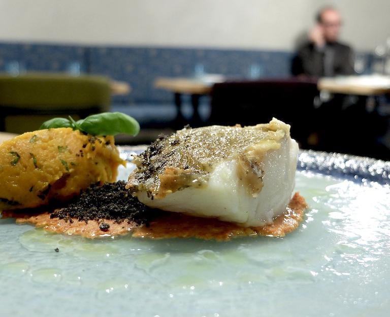 Morro in padella, pesto di pomodori secchi, pinoli, quenelle di zucca gialla e menta, pane nero. Ben realizzato, in particolare la quenelle è molto buona
