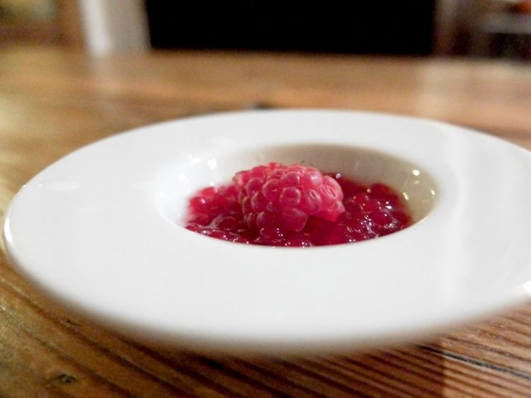 Tapioca fermentata nel Sürlo, lampone. Il Sürlo, ossia “per un ideale biopirlo”, necessita spiegazione, con una premessa: il pirlo è lo spritz bresciano, solitamente con vino bianco fermo e Campari. In questo caso il Sürlo ne incarna una versione diversa: il distillato è prodotto a marchio bio per Alimento da Agripharma a base di erbe biologiche, lo si serve con bollicine (Franciacorta? Diremmo di sì) e acqua. Qui invece ha un altro uso