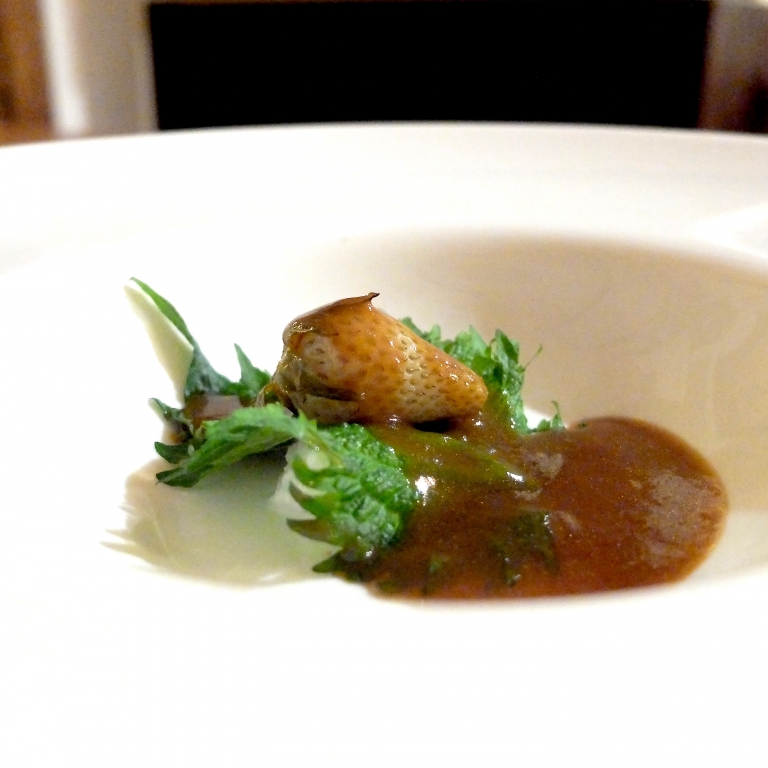 Ricotta di latte di cocco, shiso, fragola verde fermentata, fondo di verdure. Uno all'inizio si chiede: «Ma son sarà un posto fuffa?». Questo assaggio fulminante toglie ogni dubbio: mamma mia quant'è buono, elegante, originale, intelligente, stimolante, con quella nota geniale della ricotta al cocco e il fondo, squisito!