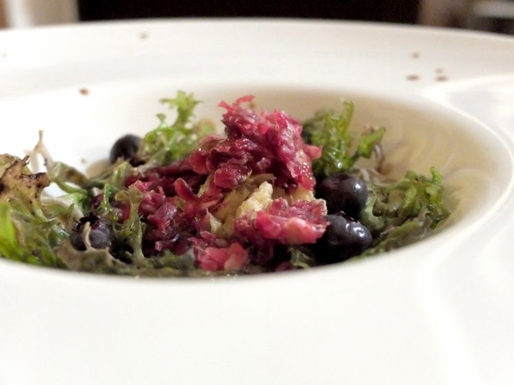 Violino d'agnello nella cera, bagna cauda, verza alla lappone, lichene islandico, mirtillo fermentato, estrazione di ginepro. Piatto di bontà spaziale, tanto per rimanere in tema col precedente. La verza alla lappone è cotta per due giorni nello strutto a 40° e poi lasciata un mese nell'aceto. Arriva al tavolo Valotti, gli facciamo i complimenti e lui sorride: «È la dimostrazione di come il territorio e il mondo possano dialogare perfettamente, tra ingredienti e tecniche»