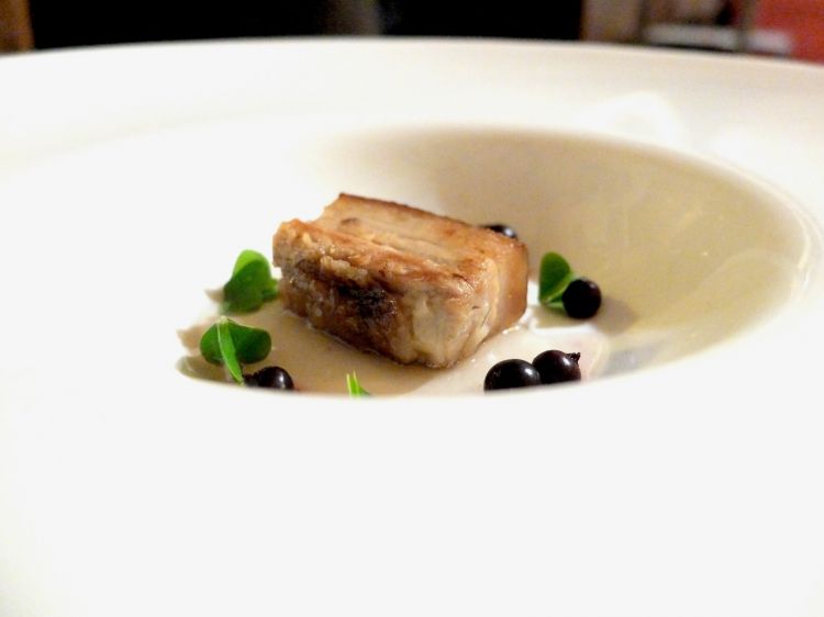 Buonissima anche la Pancetta di maiale affumicata e saltata in padella, ribes nero fermentato, acetosella, brodo di micelio, o mycelium che dir si voglia. Urgono spiegazioni, con Valotti non è mai semplice: il micelio è l'apparato vegetativo dei funghi ed è formato da un intreccio di filamenti detti ife, tubuli in cui scorre il protoplasma. Lo chef micorizza (la micorizzazione è una tecnica di coltivazione che consiste nel far attaccare l'apparato radicale di un ortaggio da funghi non patogeni che creano con essa una situazione di simbiosi con apporto di scambio reciproco) il cavolo cappuccio, ottiene così il micelio, ci fa un brodo. Wow