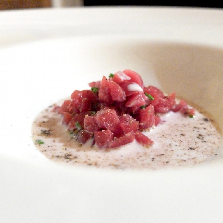 Tartare di ciliegie fermentate, latte di pecora affumicato, polvere di polypodium, olio extrevergine ed erba cipollina. Sempre livelli altissimi. Il polypodium (Polypodium vulgare L.) è una piccola felce, le cui radici hanno netti sentori di liquirizia, non a caso il polypodium è chiamato anche falsa liquirizia