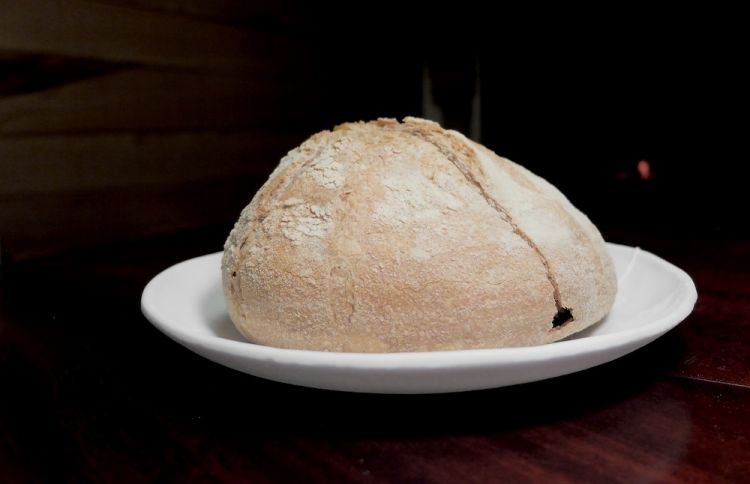 Il pane ai semi integrali (13 ore di lievitazione con lievito madre). A parte, della focaccia di patate, ricetta della suocera di Sacchetto, e dei grissini di grani antichi. Ad accompagnare il tutto, un ottimo olio evo Azienda Agricola Pernigo di Verona (varietà Leccino e Grignano) e uno straordinario, stupefacente burro di malga della Lessinia con sale Maldon
