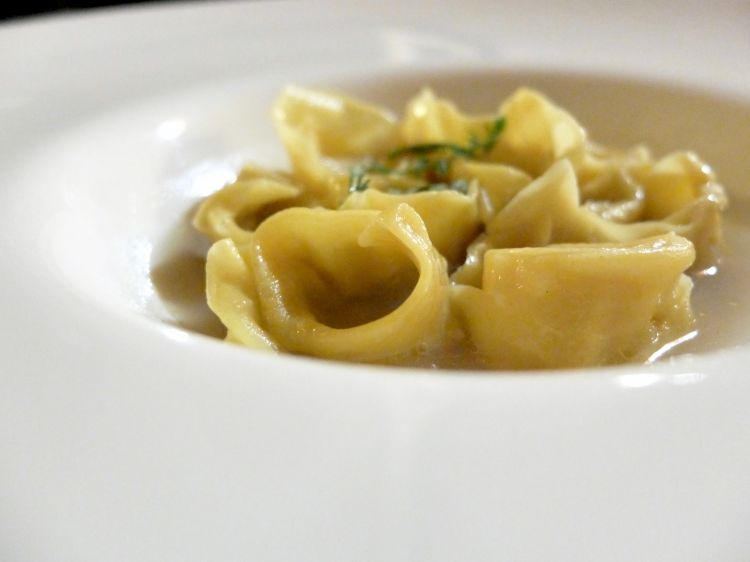 Cappelletti al crauto rosso, brodo di pollo, miso di caffè verde. Il pollo è di Ostiano, nutrito con le proteine del caffè; il crauto è fermentato e affumicato. Anzi, affumicato un po' troppo
