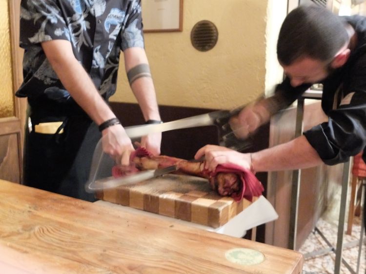 Il sous chef Francesco Reboni (classe 1991, uno bravo e appassionatissimo) organizza al tavolo il taglio del femore di bue dal quale estrarre il midollo
