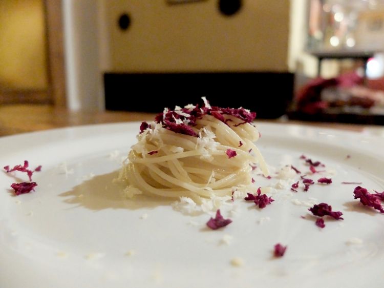...e infine del crauto rosso essiccato. Ecco il piatto: Spaghetti, midollo di bue, crauti rossi fermentati, crauti rossi essiccati, rafano. Altra buonissima idea (buonissima anche al palato)