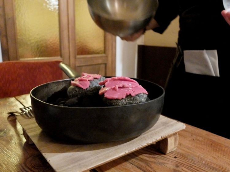 Si prepara al tavolo un Filetto di manzo shabu shabu