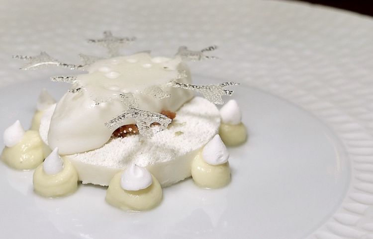 Ricordo di neve. Racconta Sacchetto: «Quando lavoravo con Niederkofler a San Cassiano andavo spesso a mangiare al Maso Runch. Mi sono rimasti in mente degli splendidi ravioli ripieni di yogurt...». Quindi: mousse di ricotta e lime, meringa, pan di Spagna alla mandorla, gelato di yogurt di capra, cialda di isomalto
