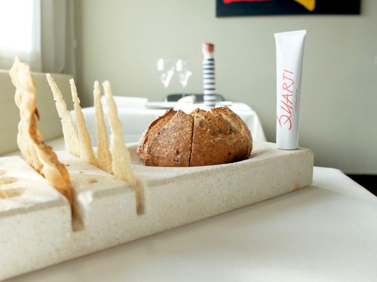 Il pane: da lievito madre e farina integrale più Bonsemì Petra. Poi crackers ai semi di zucca e vele di Grana Padano 20 mesi. Nel tubetto, una mousse di mortadella
