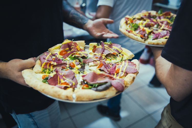 Dualismi: provola di Agerola, misticanza, pastrami affumicato, yogurt allo zafferano, peperone, cipolla agrodolce e pepe di Sarawak